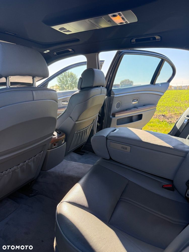 BMW Seria 7 745i L - 21