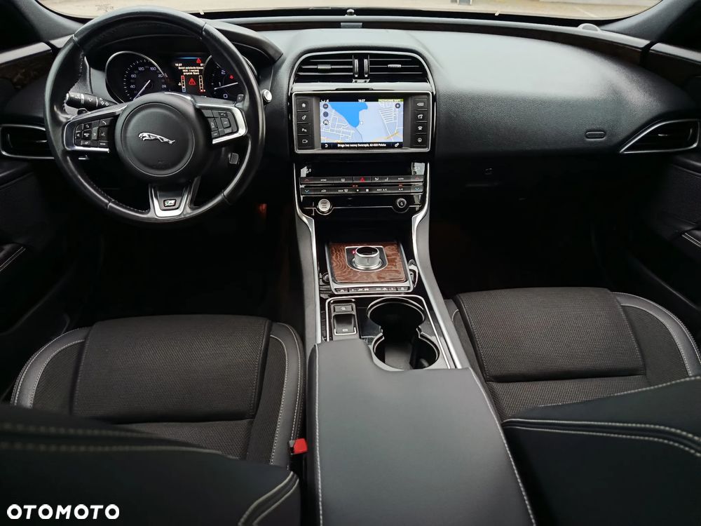 Jaguar XE D180 R-Dynamic S - 27