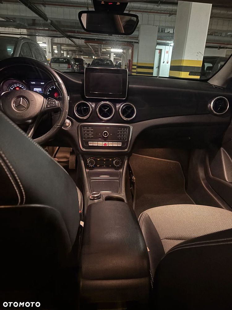 Mercedes-Benz CLA 180 7G-DCT - 22