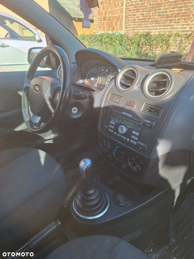 Ford Fiesta 2005 photo 5