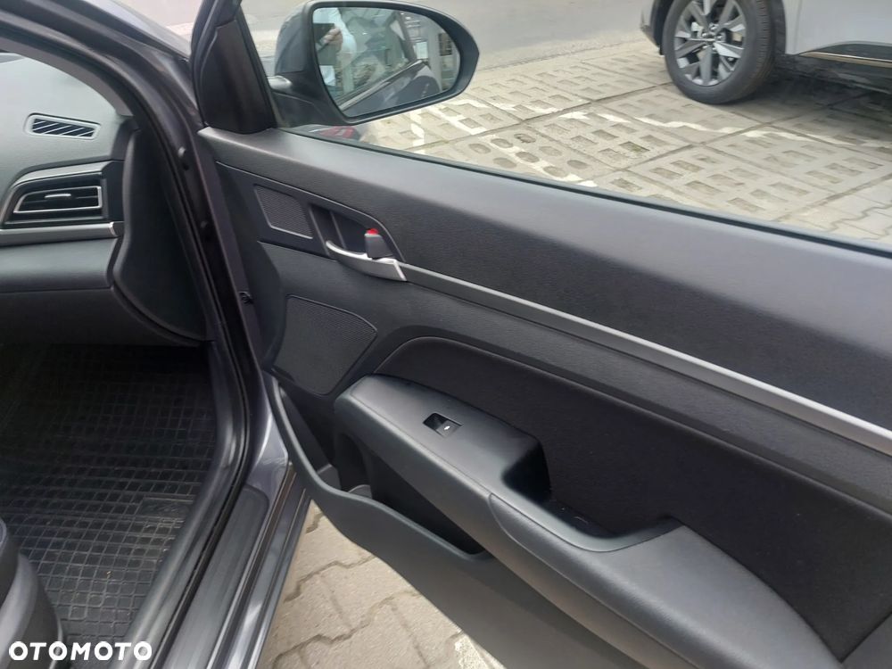 Hyundai Elantra 1.6 Comfort - 10