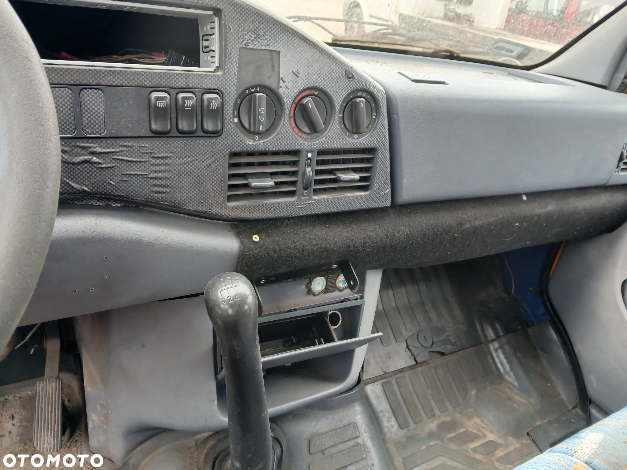 mercedes sprinter 214 D fotel fotele kanapa deska kokpit podsufitka boczek boczki klamka podłokietnik - 3