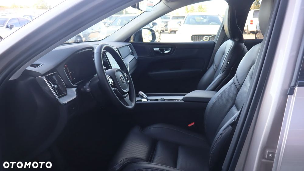 Volvo XC 60 B5 B AWD Plus Dark - 17
