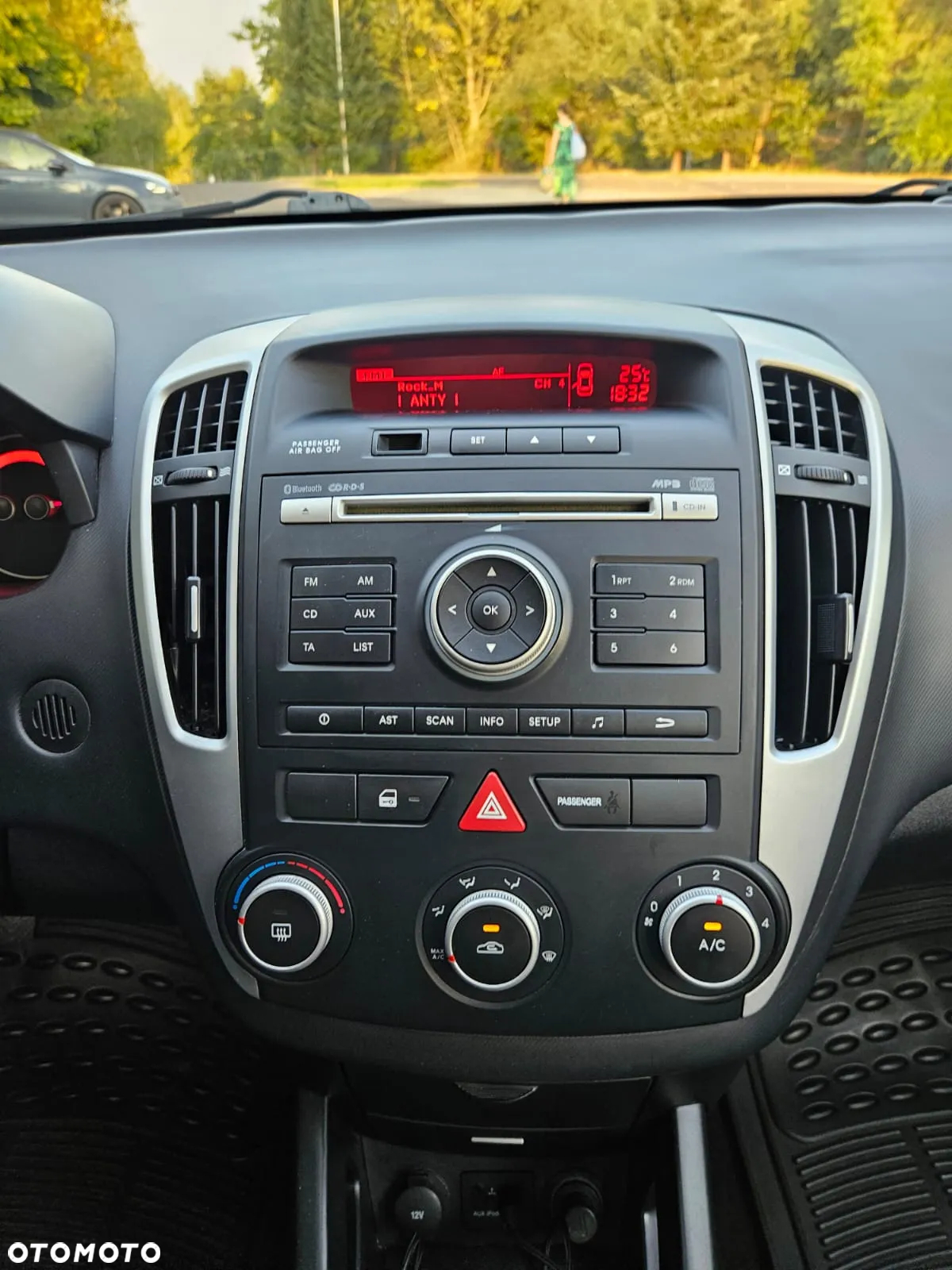 Kia Ceed 1.4 CVVT SW Dream-Team Edition - 33