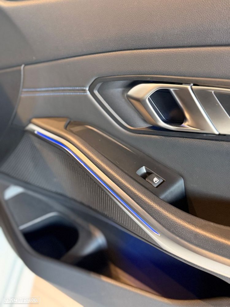 BMW 320 d Touring Pack Desportivo M Auto - 39