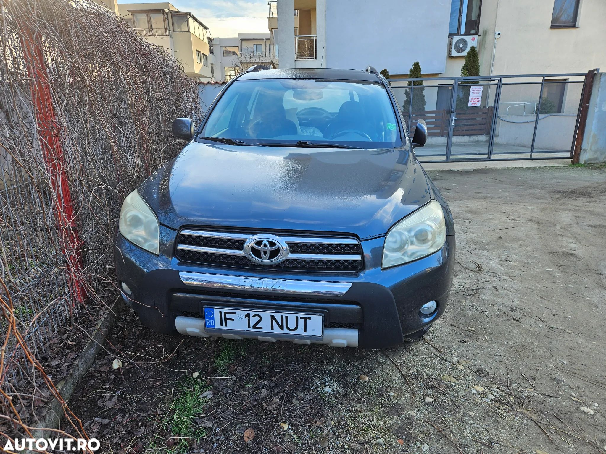 Toyota RAV4 2.2 D-4D Luxury - 1