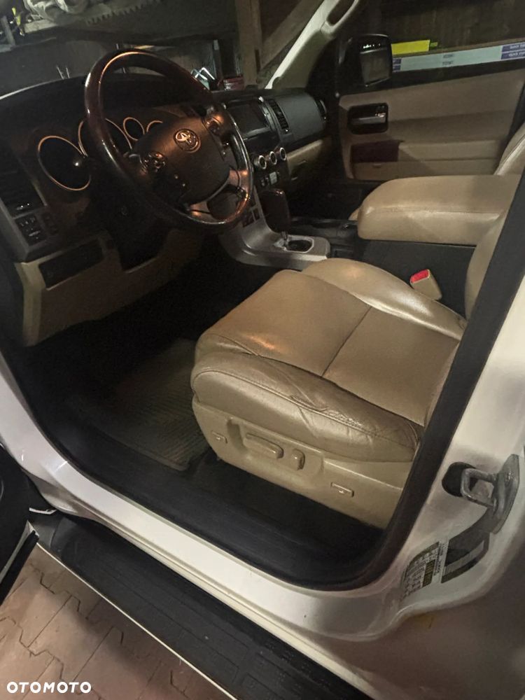 Toyota Sequoia - 12