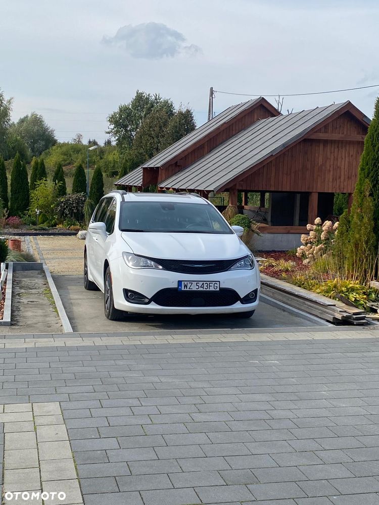 Chrysler Pacifica - 1