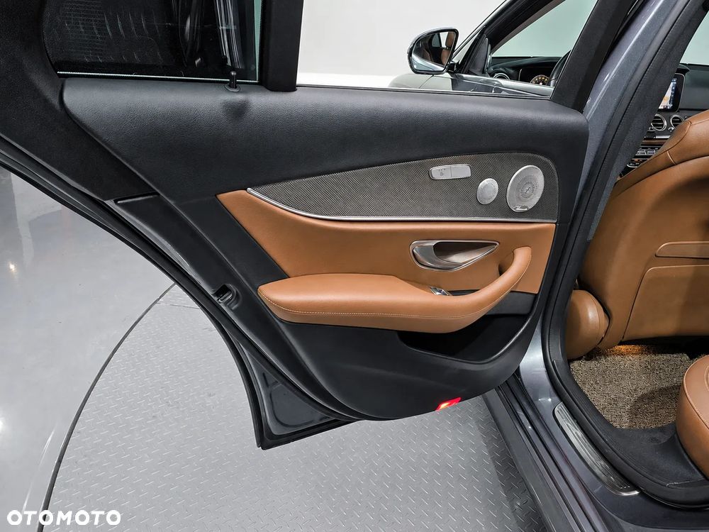 Mercedes-Benz Klasa E 300 9G-TRONIC AMG Line - 16