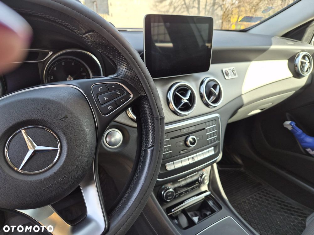 Mercedes-Benz GLA 200 7G-DCT - 4