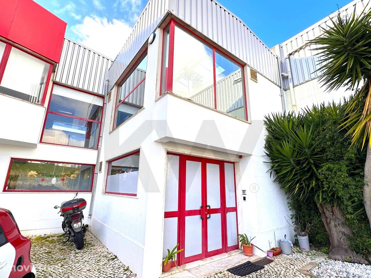 Edifício Comercial de Alto Padrão com 1850m2 de Escritórios e Armazém - Grande imagem: 3/44