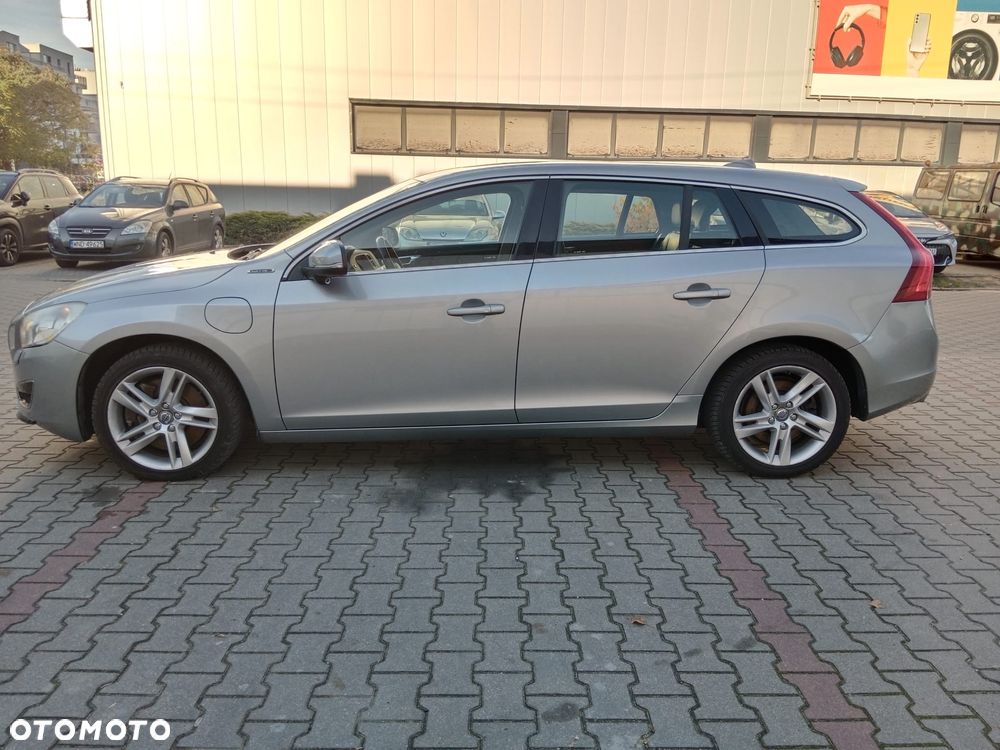 Volvo V60 D6 AWD Plug-in Hybrid Summum - 4