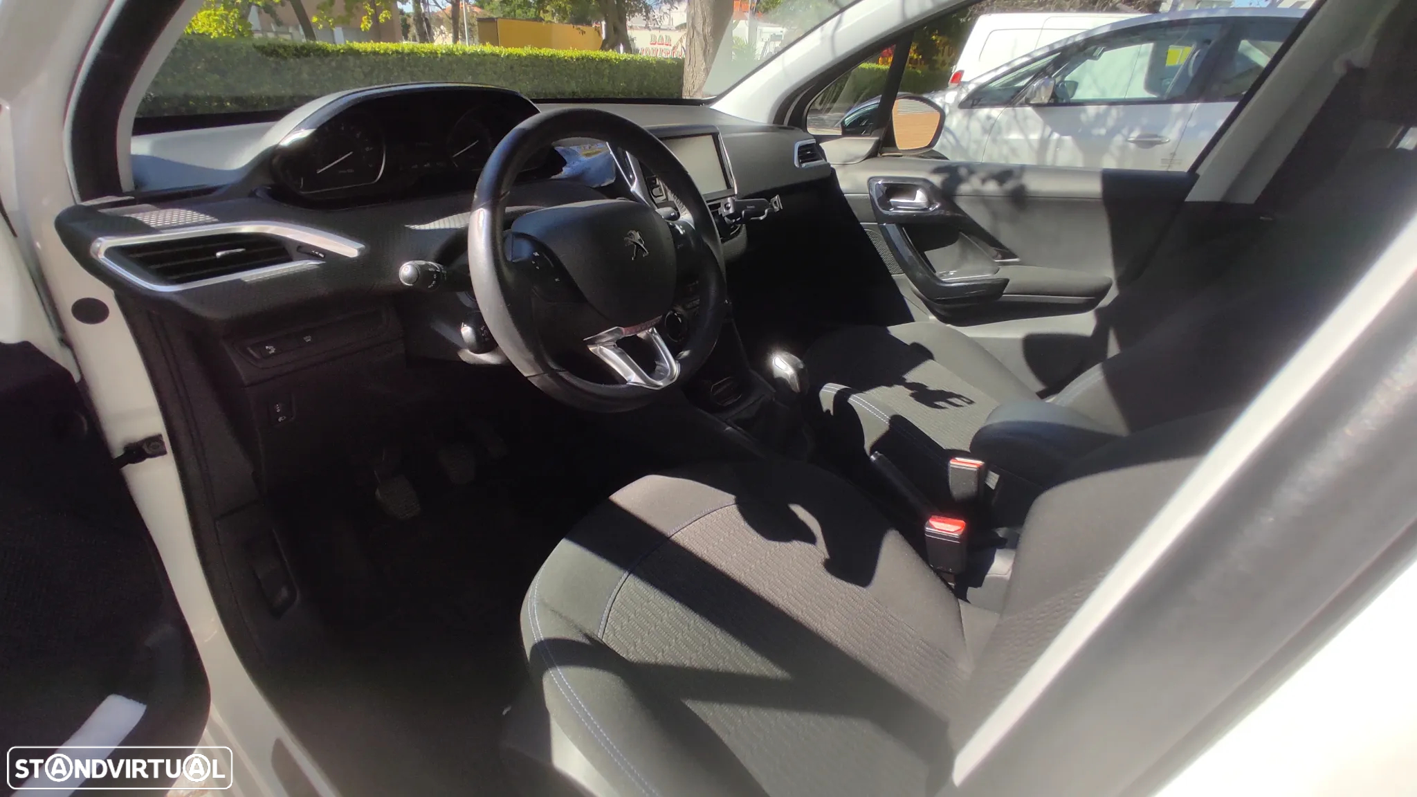Peugeot 208 1.2 PureTech Signature - 11