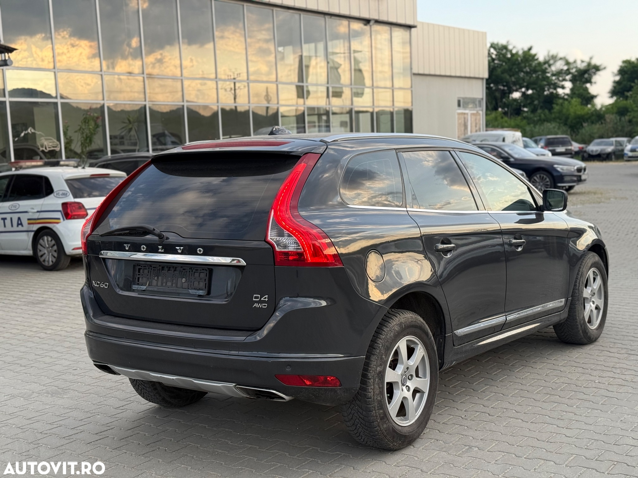 Volvo XC 60 D4 AWD Geartronic Summum - 4