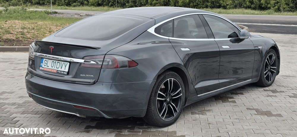 Tesla Model S - 4