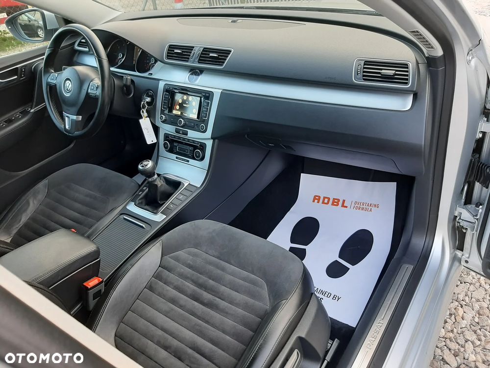 Volkswagen Passat 1.6 TDI DPF BlueMot Highline - 18