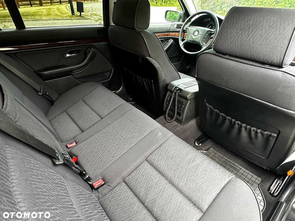 BMW Seria 5 540i - 36