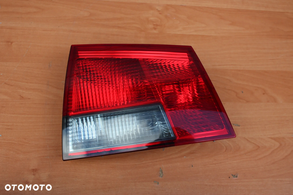 LAMPA LEWY TYŁ TYLNA LEWA W KLAPĘ OPEL VECTRA C KOMBI CIEMNA 13184024 24469463