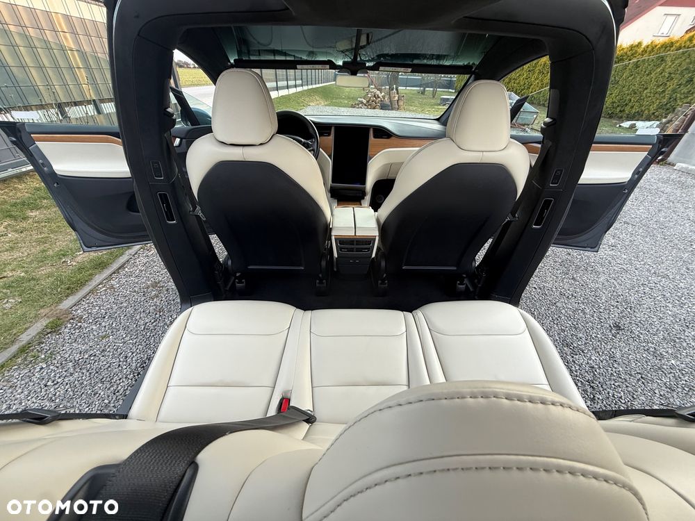 Tesla Model X - 10