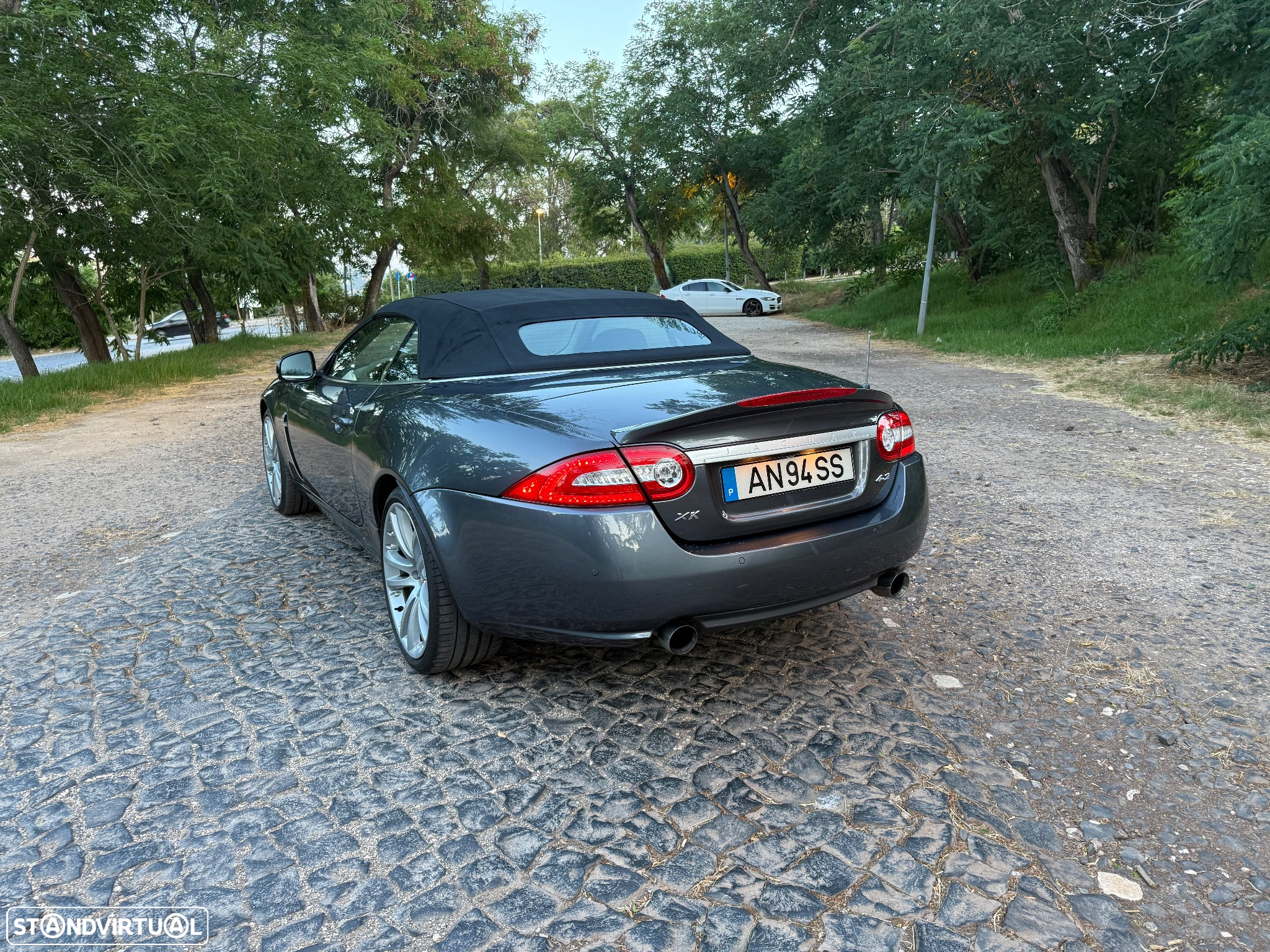 Jaguar XK 4.2 V8 Convertible - 11