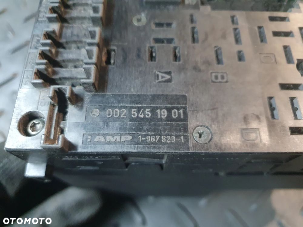 MERCEDES E W210 2.2 CDI MODUŁ SKRZYNKA BEZPIECZNIKÓW 0195455632 0025451901 POSIADAM 2 SZT - 7