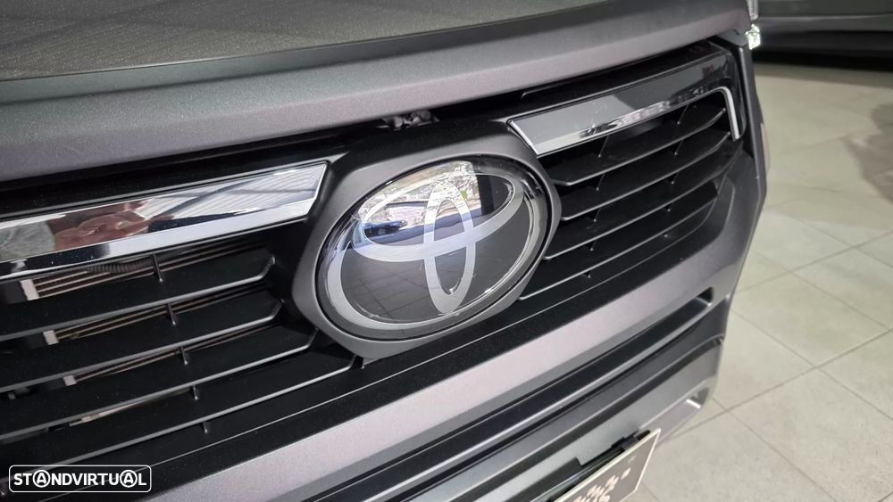 Toyota Hilux 2.8 D-4D 4WD GR Sport II - 26