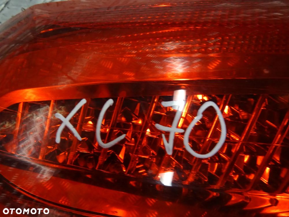 VOLVO XC70 01-07 2.5T 210KM  LAMPA TYŁ TYLNA PRAWA LEWA - 2