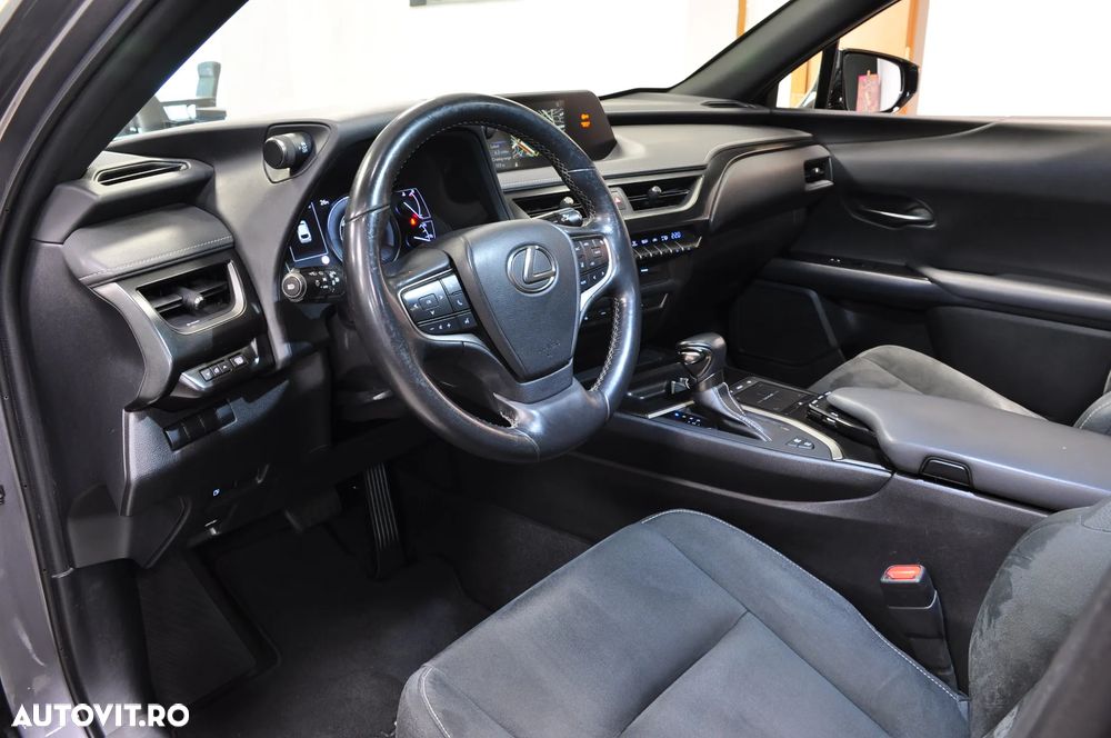 Lexus UX 250h FWD Executive - 8