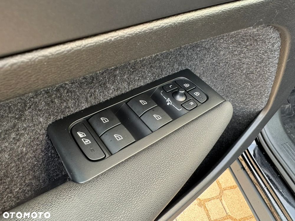 Volvo XC 40 B4 AWD Plus Dark - 10