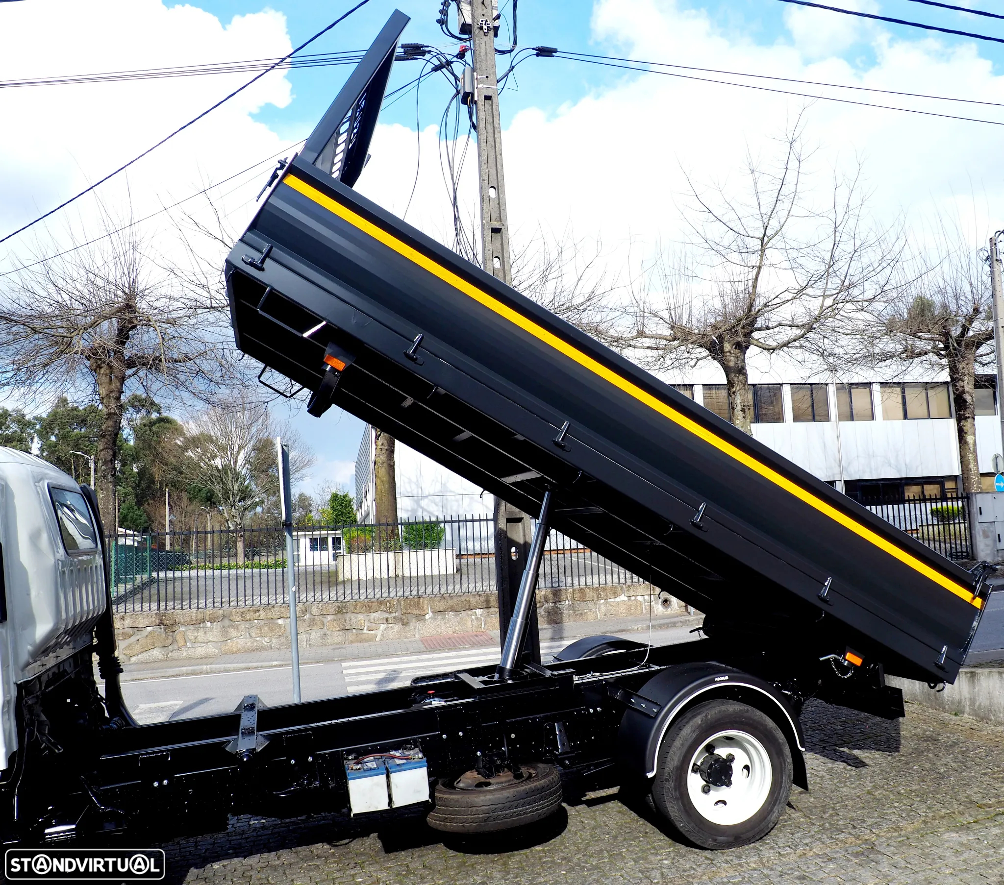 Isuzu NNR - 4