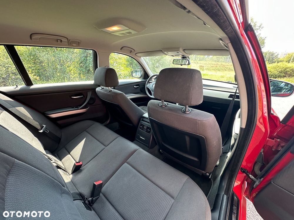 BMW Seria 3 320i Touring - 22