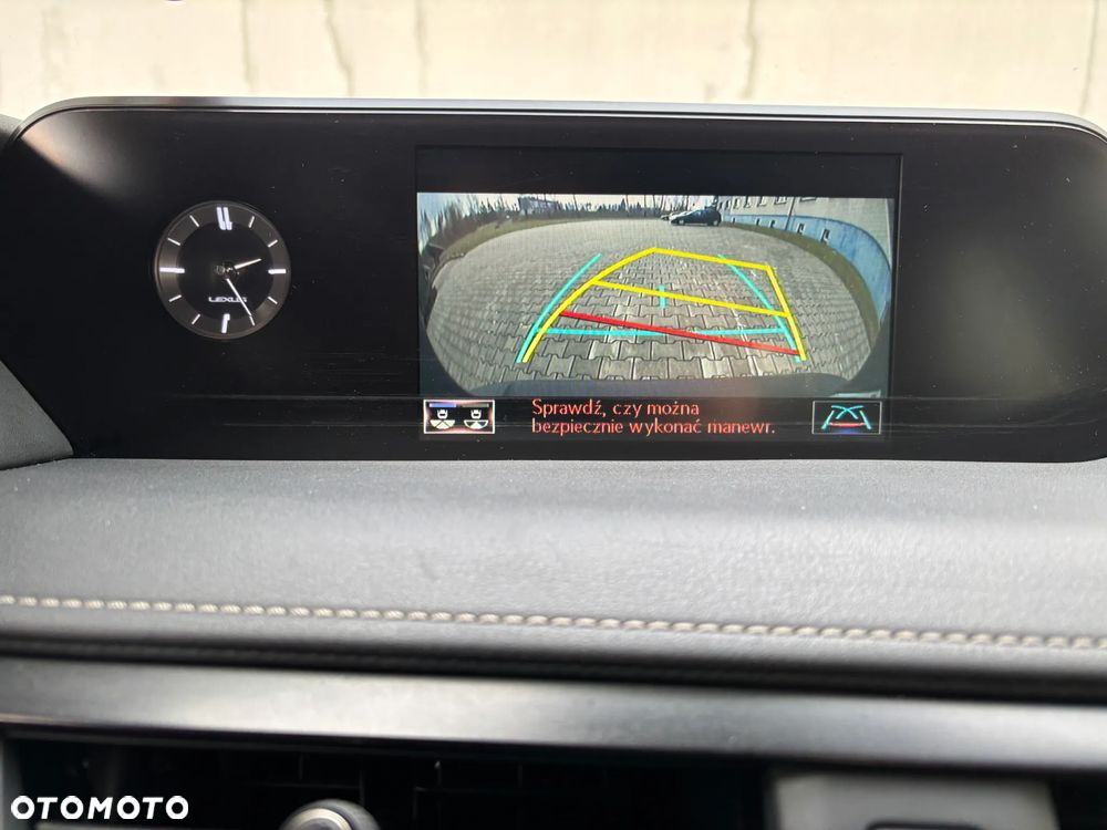 Lexus UX - 25