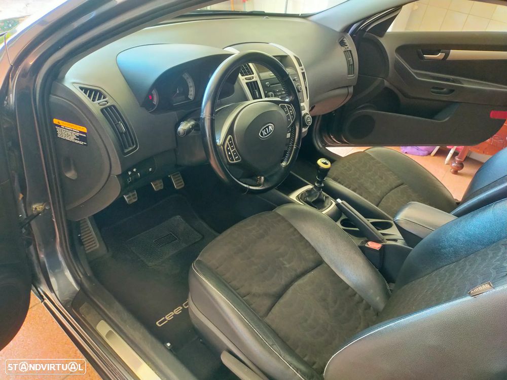 Kia Ceed S Coupé 1.6 CRDi EX — fotografia 5