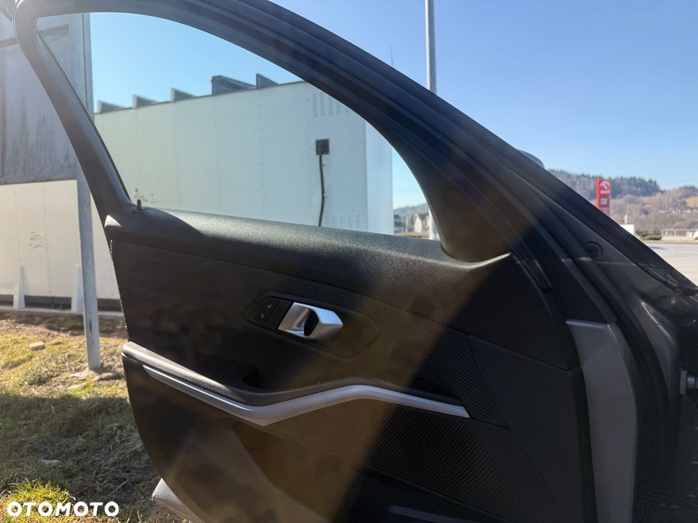 BMW Seria 3 330e xDrive M Sport sport - 11