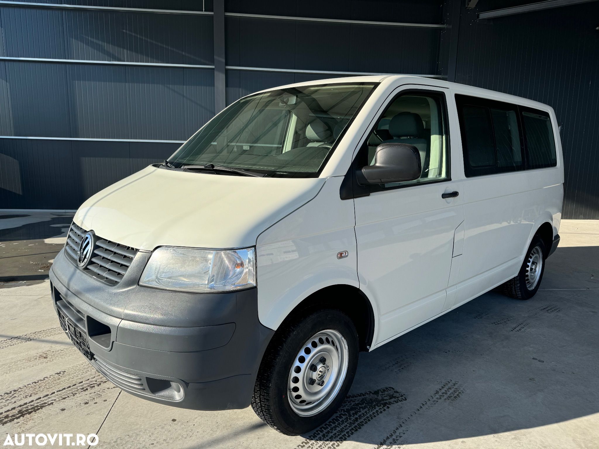Volkswagen Caravelle - 1