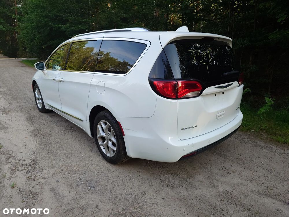 Chrysler Pacifica - 3