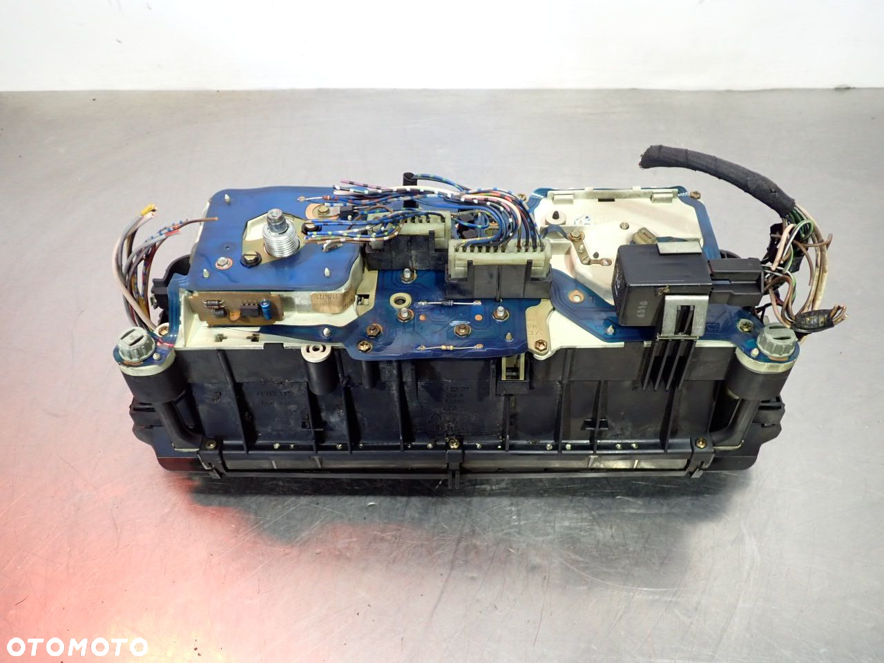 LICZNIK AUDI 80 B2 81117331   81117332 - 6