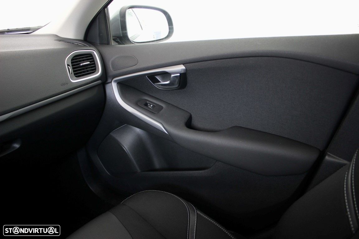 Volvo V40 - 25