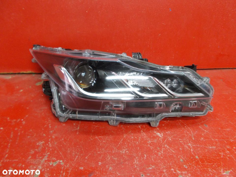 TOYOTA COROLLA E21 SEDAN LAMPA PRAWA 81110-02T30 - 1