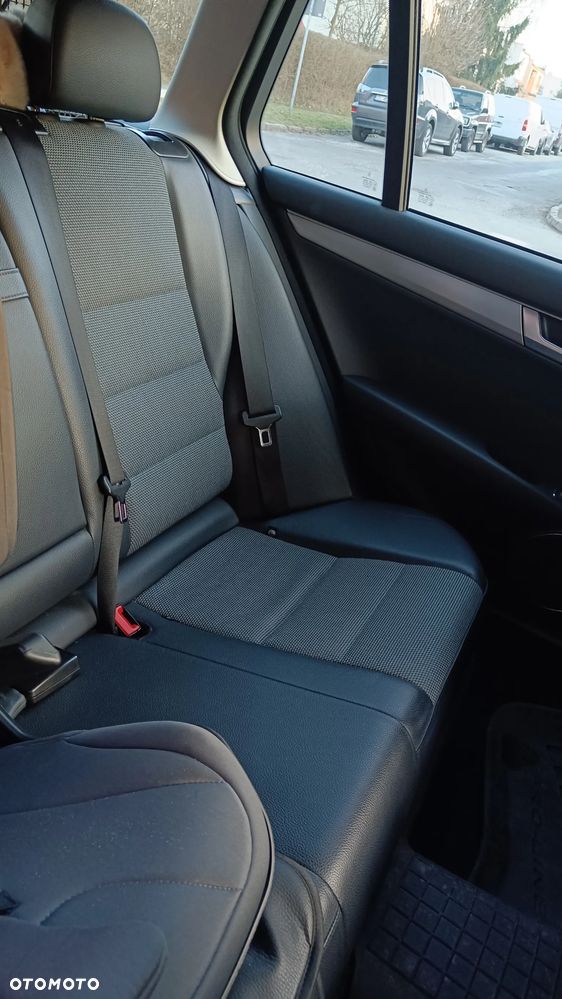 Mercedes-Benz Klasa C 180 CGI BlueEFFICIENCY Avantgarde - 16