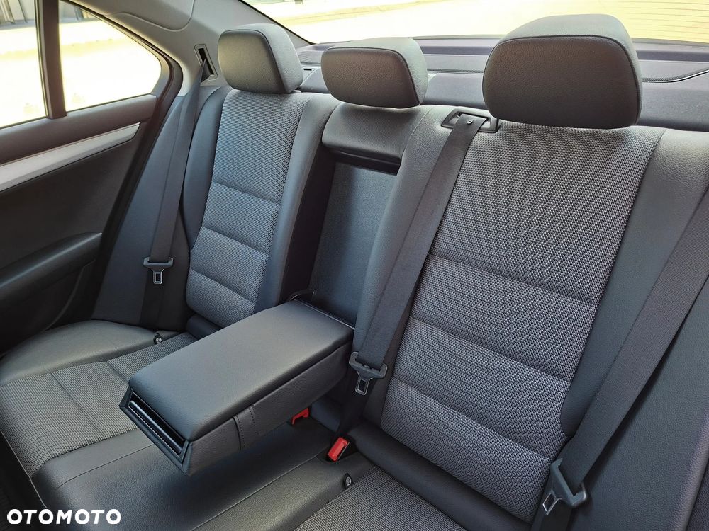 Mercedes-Benz Klasa C 180 CGI BlueEFFICIENCY Avantgarde - 18