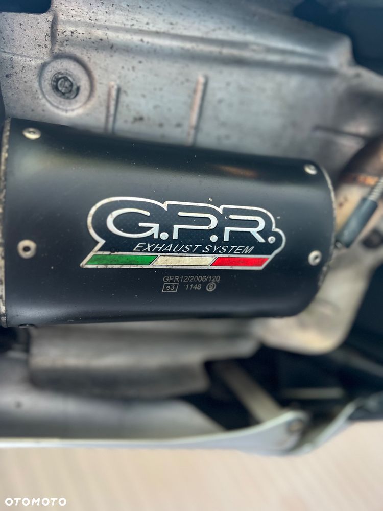 Suzuki GSR - 4