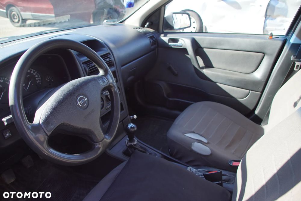 Auto na części - Opel Astra G II 1.6 8V 84 KM Z16SE F13 42U 2001R Silnik Skrzynia Drzwi Maska Zderzak Błotnik Klapa Lusterko Lampa Klamka Szyba Deska Kokpit Sterownik Moduł Czujnik Licznik Panel Kierownica - 10