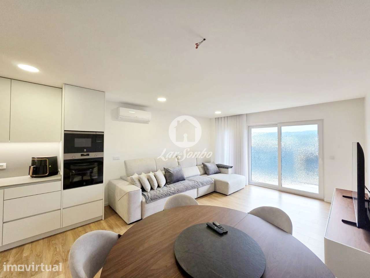 Apartamento T2+1 COMO NOVO com Garagem Fechada e Arrumos em Nine, V... - Grande imagem: 2/16