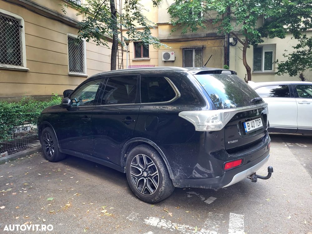 Mitsubishi Outlander - 2