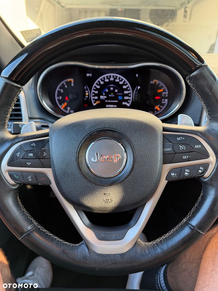 Jeep Grand Cherokee - 38