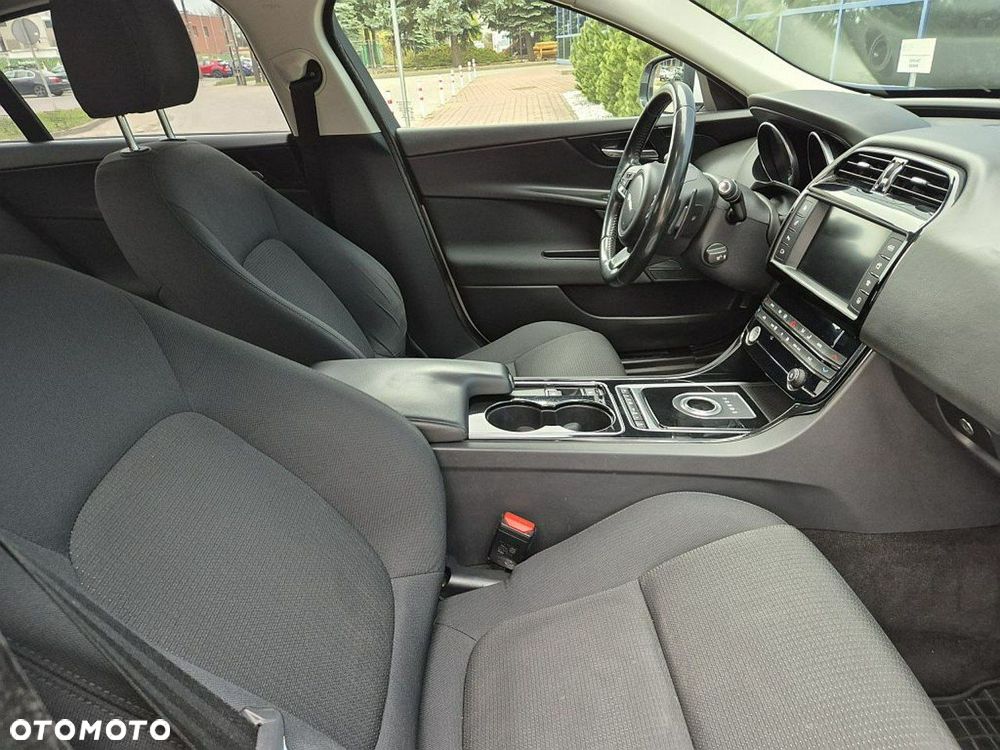 Jaguar XE 2.0 D180 S - 6