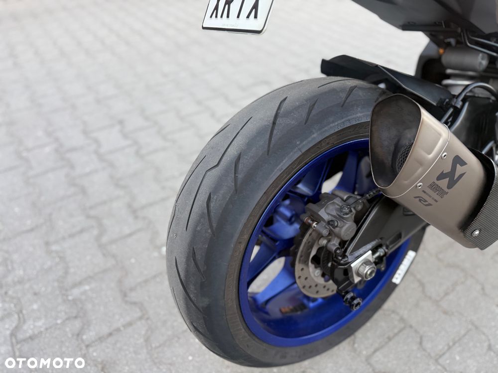 Yamaha R1 - 14