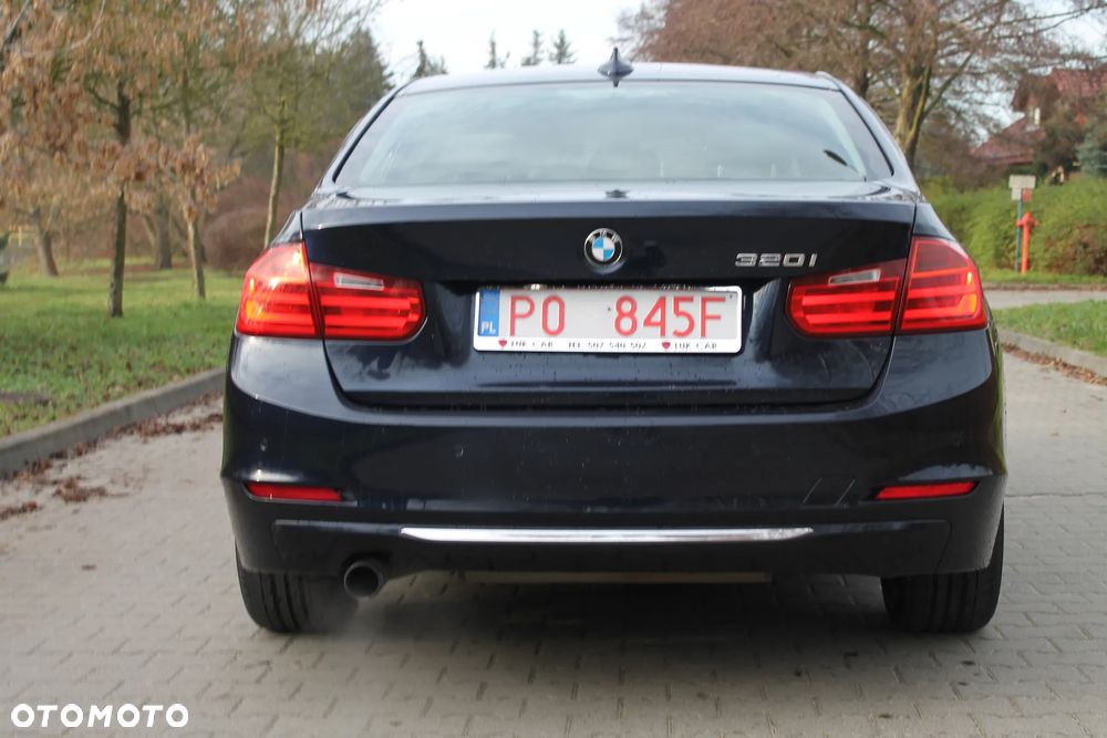 BMW Seria 3 320i Luxury Line - 12