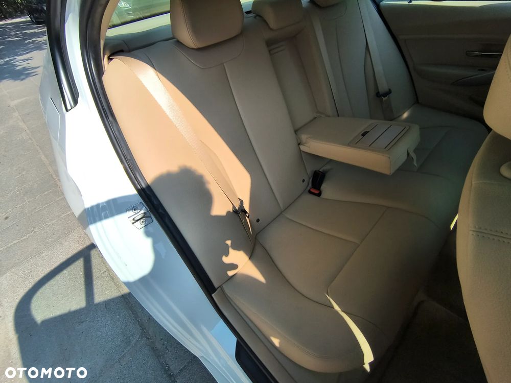 BMW Seria 3 320i Sport-Aut Luxury Line - 6